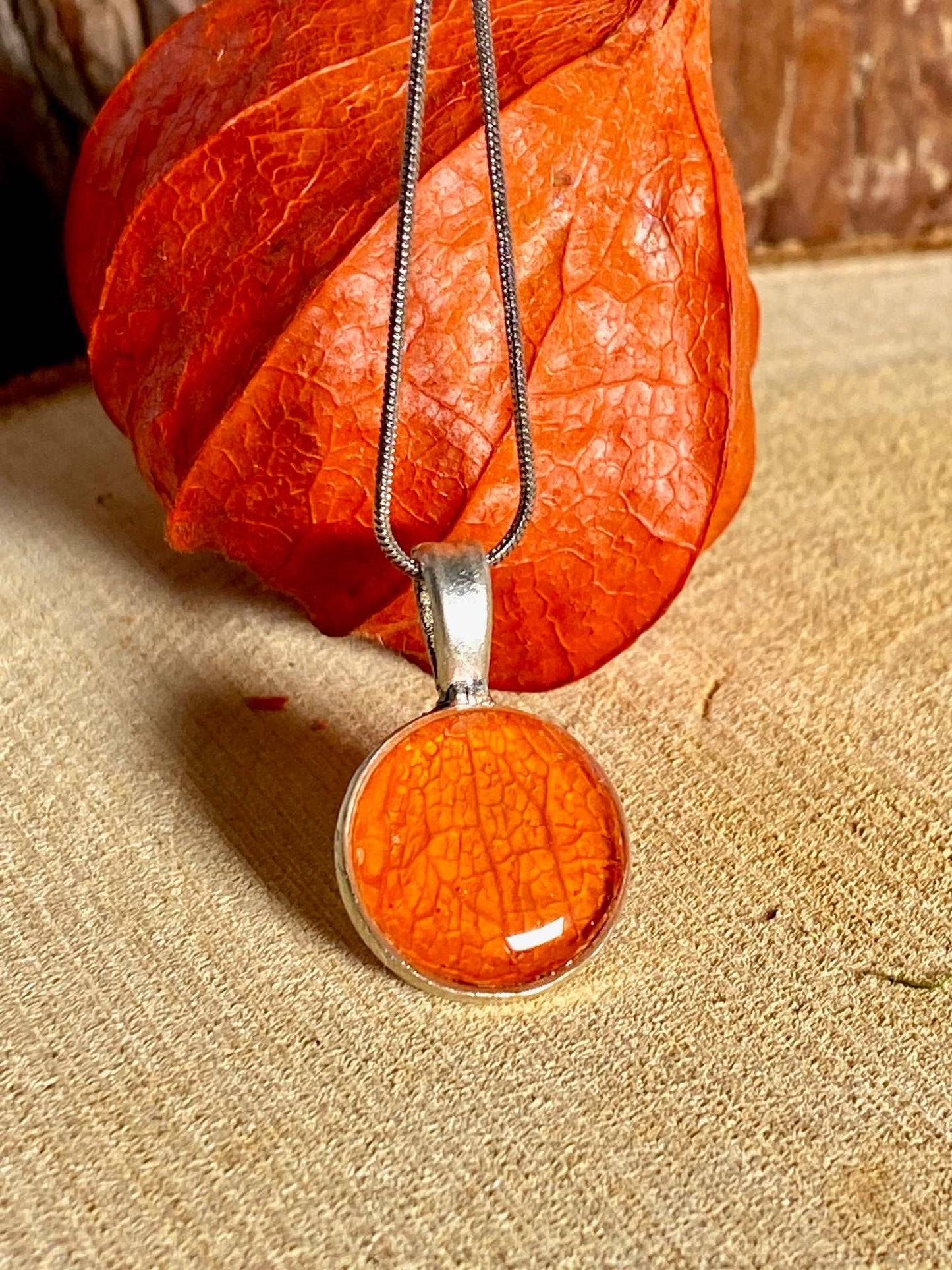 Zomerse hanger met fel oranje gekleurd blad van Lampionplant. Kleur zilver - 17mm