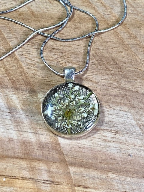 Beautiful round pendant with white lacecap flowers - silver color