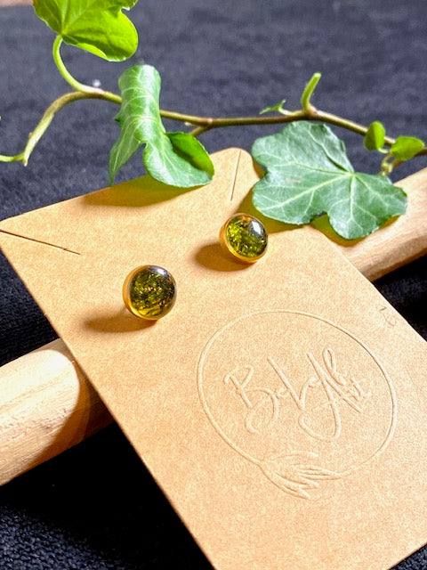 Botanische ronde goudkleurige oorstekers met echt mos. gegoten in hars. diameter 10mm. materiaal stainless steel