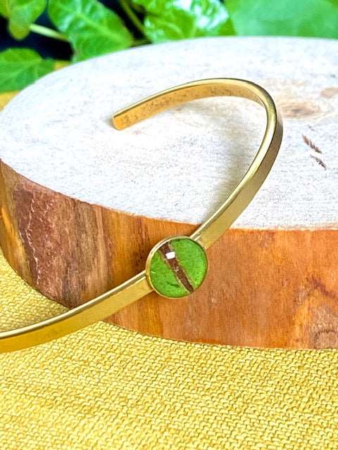 Prachtige vergulde (24k) brass armband gevuld met groen-bruin blad van een Varen.