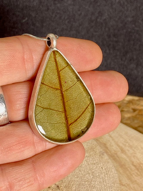 Beautiful large drop pendant with beautiful green leaf - 45mm x 32mm - color: silver plated